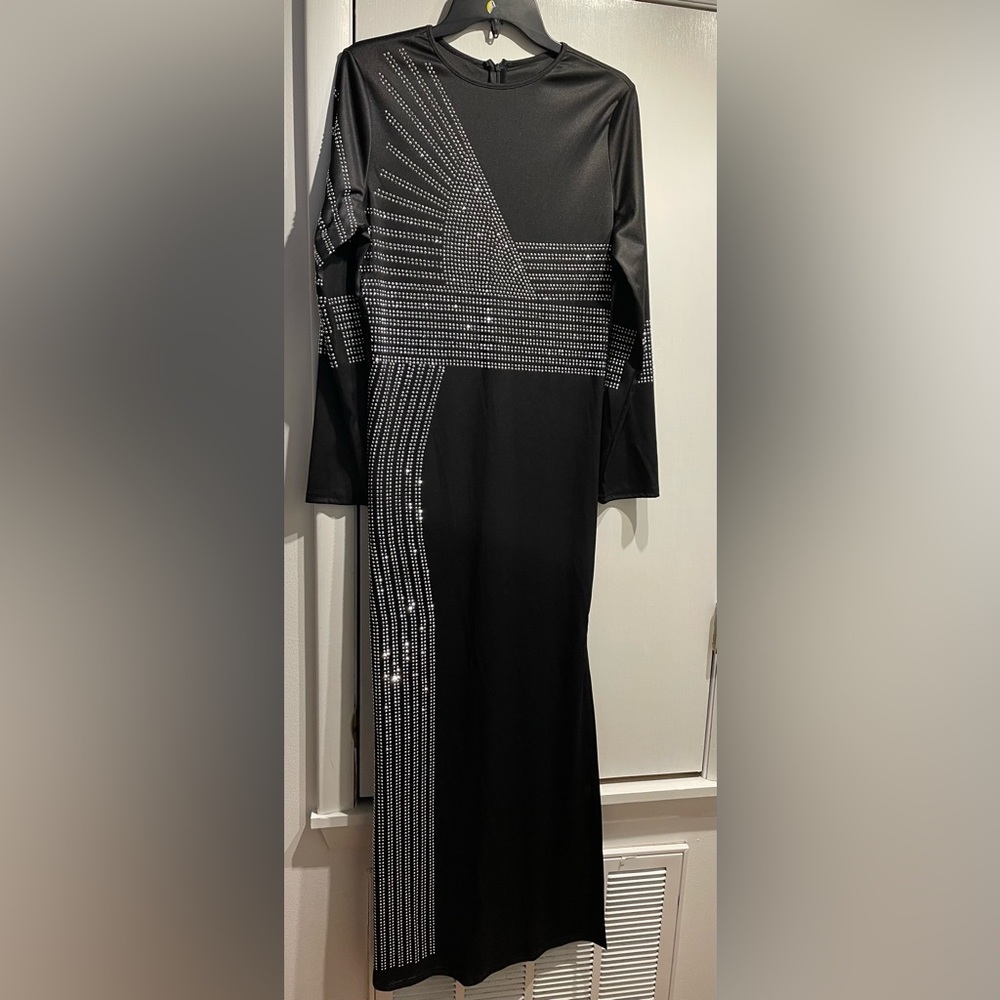 Preloved glitzy dress with Side slit and back zipper.  Size large pit to pit 19”